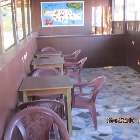 Jamaica Inn Guest House Botianaw Екстериор снимка