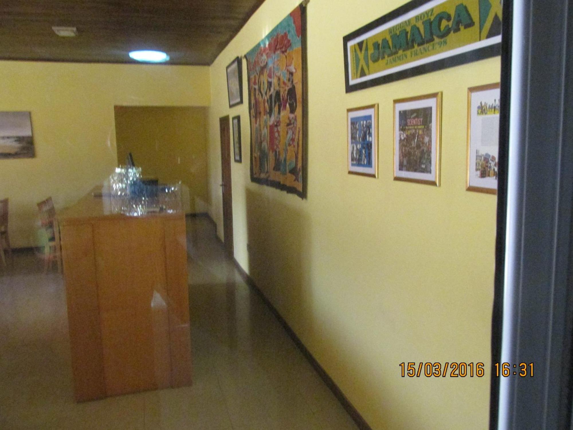Jamaica Inn Guest House Botianaw Екстериор снимка