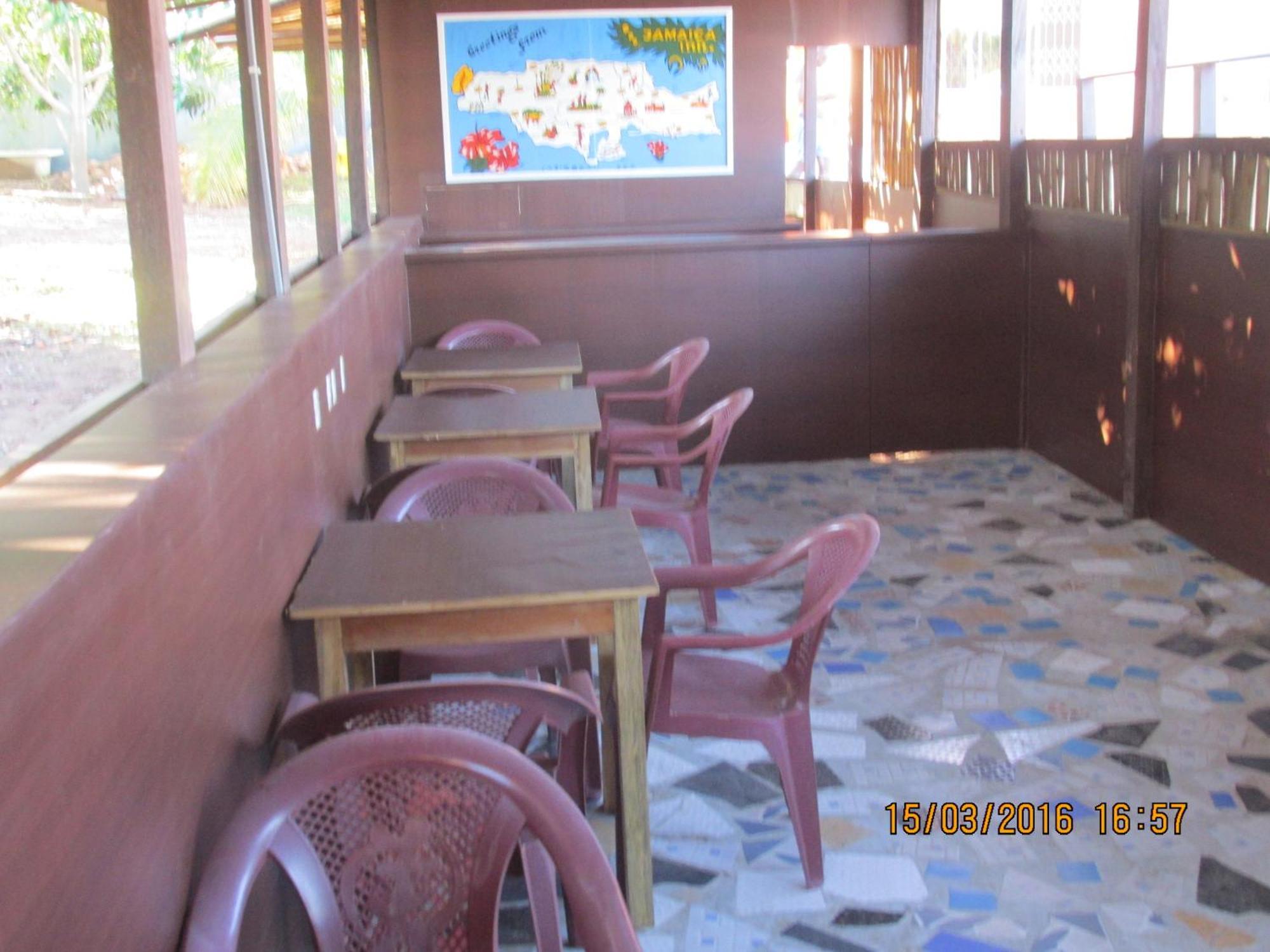 Jamaica Inn Guest House Botianaw Екстериор снимка