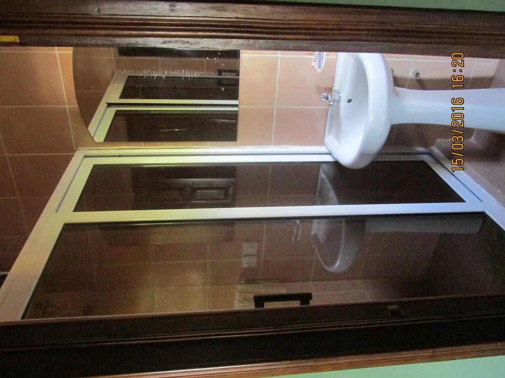 Jamaica Inn Guest House Botianaw Екстериор снимка